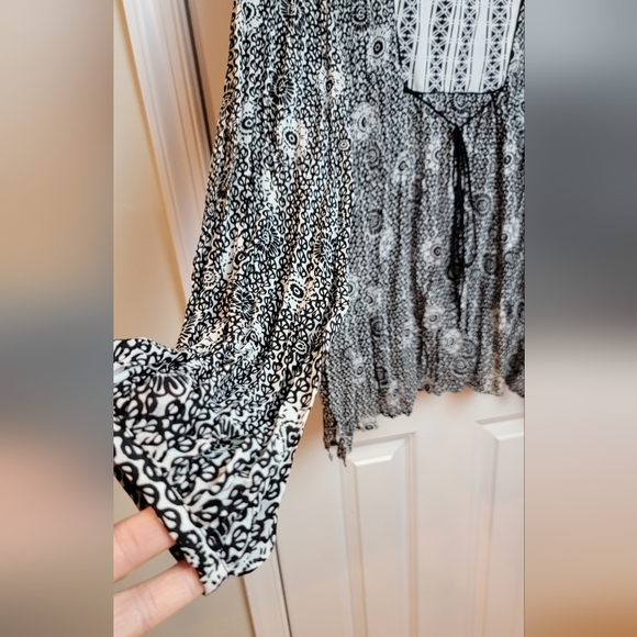 Sunny Leigh Crinkled Long Sleeved Top Women's Medium - Picture 6 of 12